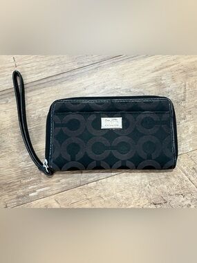 Vintage Coach Black Quilted Signature Wristlet with Silver Plaque